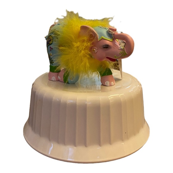 Curtsy to Confidence from the Margaret Le Van Pink Elephant Collection - Picture 4 of 11